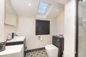 Shower, hair dryer, towels - Modern Cottage, Countryside Views, Private Parking (Shepton Mallet)