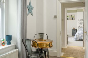 6 habitaciones, escritorio y tabla de planchar con plancha 