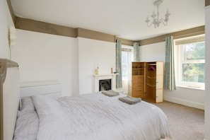 6 bedrooms, desk, iron/ironing board, travel cot