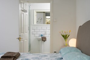 6 Schlafzimmer, Schreibtisch, Bügeleisen/Bügelbrett, Reisekinderbett