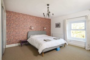 6 Schlafzimmer, Schreibtisch, Bügeleisen/Bügelbrett, Reisekinderbett