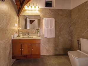 A bathroom with a wooden vanity, two sinks, a mirror, and a towel rack. - Winchester Little England (Nuwara Eliya)