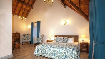 Deluxe Double Room | In-room safe, desk, soundproofing, iron/ironing board