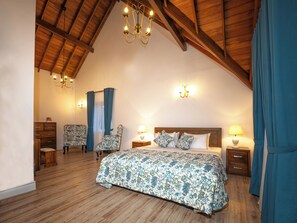 Deluxe Double Room | 1 bedroom, in-room safe, desk, soundproofing