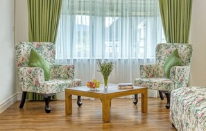 Suite – junior | Safe på rommet, skrivebord, lydisolert og strykejern/-brett