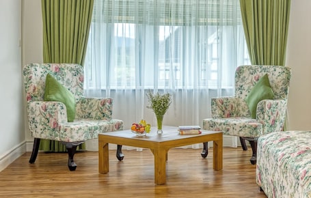 Junior Suite | 1 bedroom, in-room safe, desk, soundproofing
