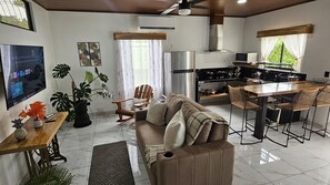 Smart TV - Mi Casa Tú Casa Manuel Antonio Beach  (Quepos)