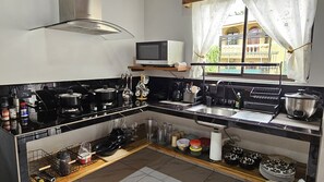 Fridge, microwave, oven, stovetop - Mi Casa Tú Casa Manuel Antonio Beach  (Quepos)