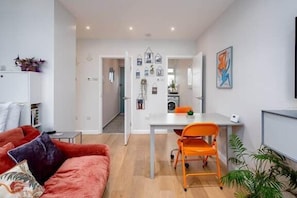 Interior - Stylish Brixton Hill Studio with Modern Charm (London)
