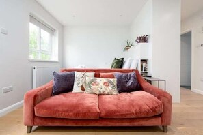 TV - Stylish Brixton Hill Studio with Modern Charm (London)