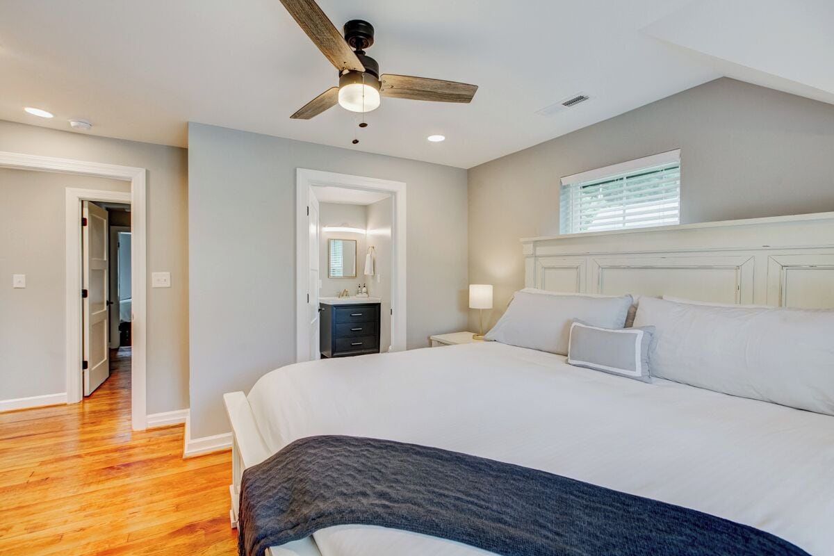 3 slaapkamers, een strijkplank/strijkijzer, wifi, beddengoed