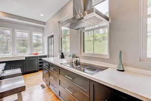 Kjøleskap, mikrobølgeovn, ovn og kokeplater