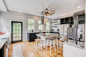 Kjøleskap, mikrobølgeovn, ovn og kokeplater