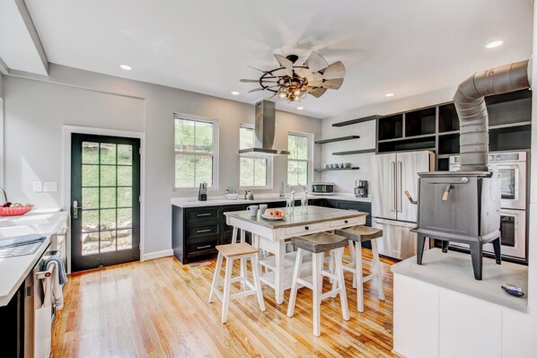 Kühlschrank, Mikrowelle, Ofen, Herdplatte