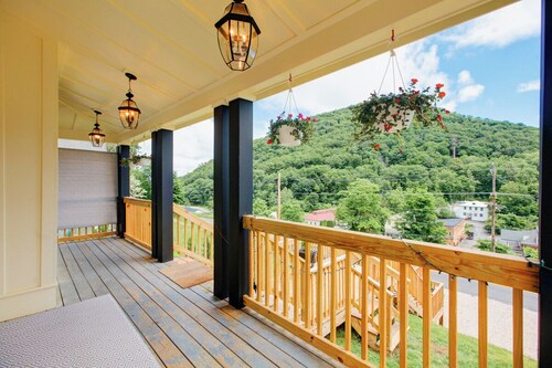 Modern Historic Farmhouse < .5 mi to Omni Homestead, Brewery + Fast Wifi!