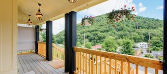 Modern Historic Farmhouse < .5 mi to Omni Homestead, Brewery + Fast Wifi!