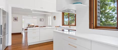 Frigorífico, microondas, horno y placa de cocina