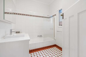 Dusj, hårføner og håndklær