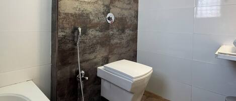 Un baño con bañera, inodoro y ducha.