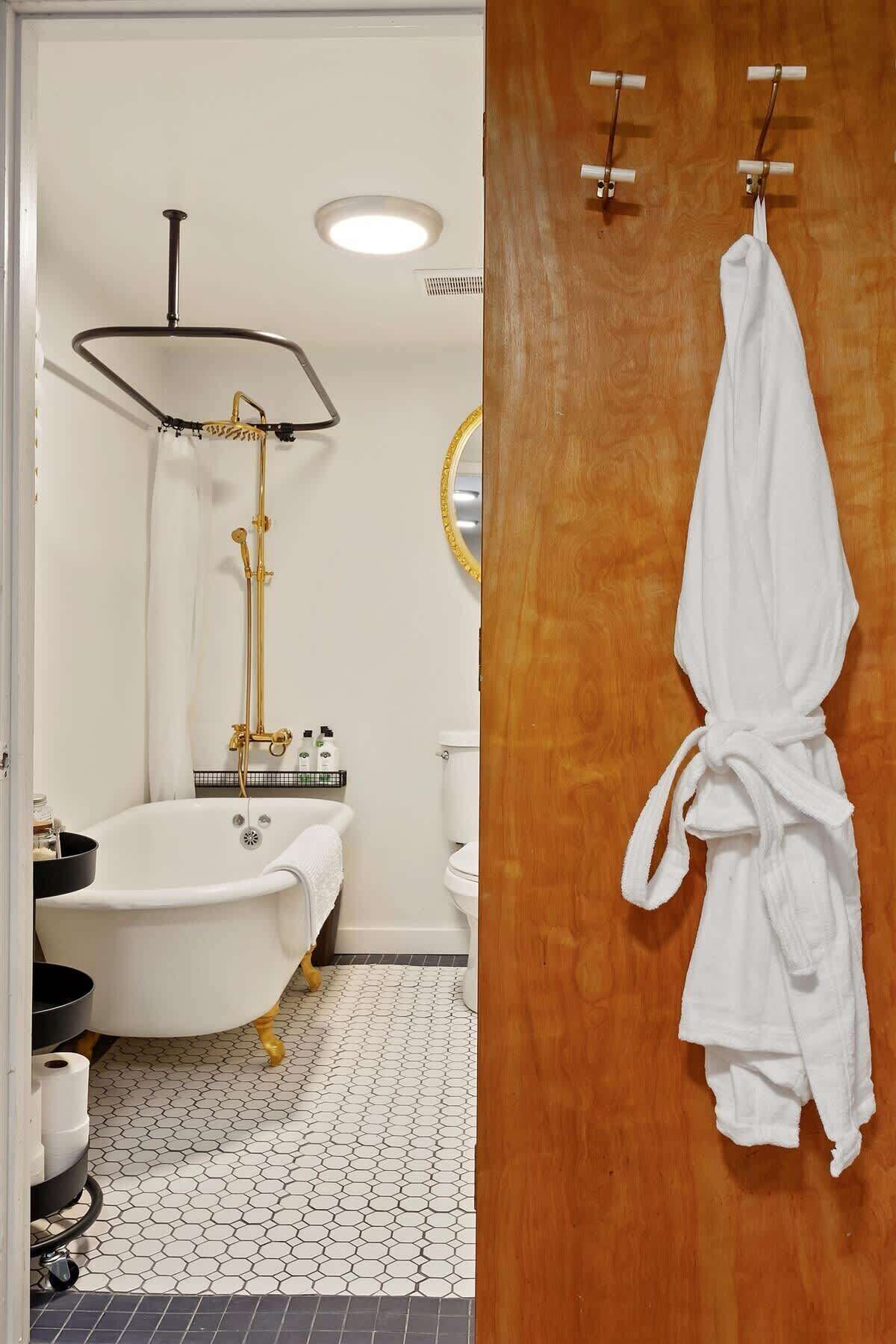 Douche, sèche-cheveux, serviettes fournies, shampoing