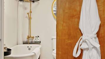 Douche, sèche-cheveux, serviettes fournies, shampoing