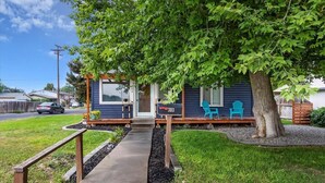 A house with a porch, a mailbox, and a tree. - #StayInMyDistrictTwin Falls Monthly Furnished (Twin Falls)