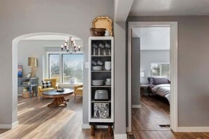 3 slaapkamers, een bureau, een strijkplank/strijkijzer, reisbedje