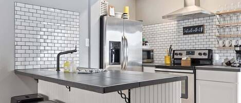 Réfrigérateur, micro-ondes, four, plaque de cuisson