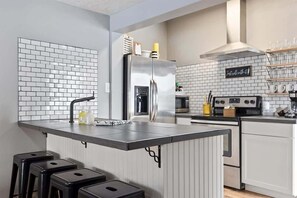 Een koelkast, een microgolfoven, een oven, een kookplaat