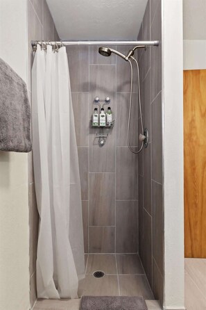Douche, sĂšche-cheveux, serviettes fournies, shampoing