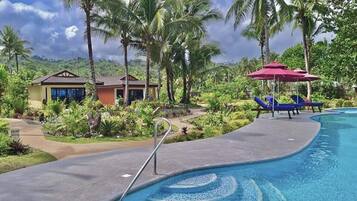 Piscine extérieure, parasols de plage, chaises longues