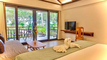 Romantisk suite, balkong, delvis sjøutsikt | Safe på rommet, blendingsgardiner, wi-fi (inkludert) og sengetøy