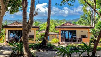 デラックス ルーム バルコニー シービュー | セーフティボックス (室内)、遮光カーテン、WiFi (無料)、ベッドシーツ