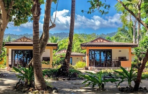 Habitación Deluxe, balcón, vistas al mar | Caja fuerte, cortinas opacas, wifi gratis y ropa de cama