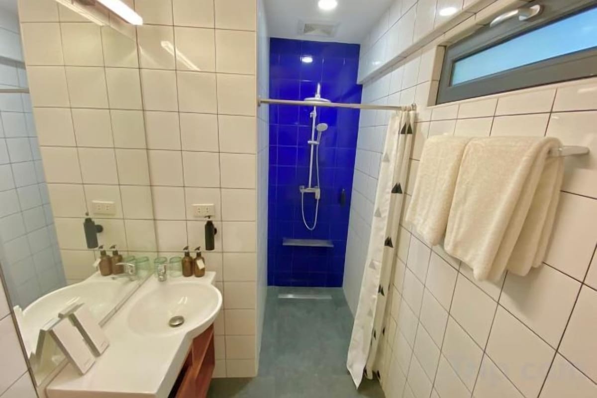 Baño | Regadera, pantuflas, bidet, toallas 