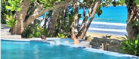 屋外プール、プール パラソル、サンラウンジャー