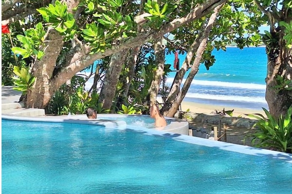 Udendørs pool, parasoller, liggestole