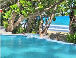 室外游泳池，提供泳池遮陽傘和日光浴躺椅