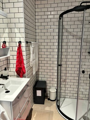 Shower - Grape Place with washing machine (Pully)
