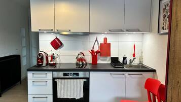 Réfrigérateur, micro-ondes, four, plaque de cuisson