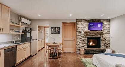 Ensuite 08 - A Newly Remodeled Studio - A Perfect Romantic Getaway