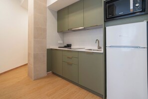 Køleskab, mikrobølgeovn, kogeplade, kaffe-/temaskine