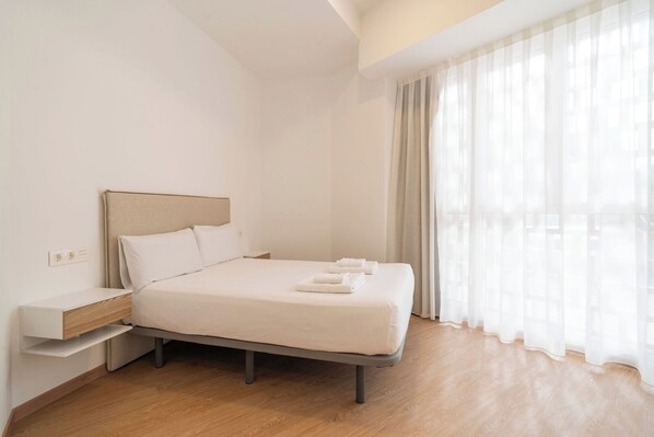 1 habitación, tabla de planchar con plancha y cuna de viaje 