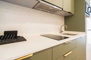 Kühlschrank, Mikrowelle, Herdplatte, Wasserkocher mit Kaffee-/Teezubehör