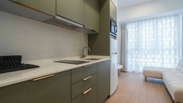 Réfrigérateur, micro-ondes, plaque de cuisson, cafetiÚre/bouilloire