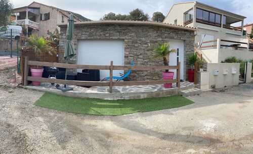 Villa dans magnifique village proche de tout commerce mer montagne tout proche