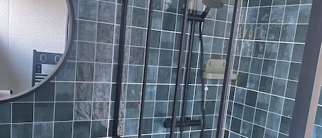Douche, séchoir à cheveux, savon