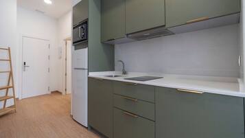 Een koelkast, een magnetron, een kookplaat