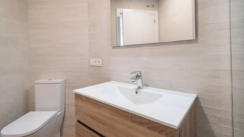 Een haardroger, handdoeken