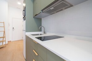 Geladeira, micro-ondas, cooktop, cafeteira/chaleira